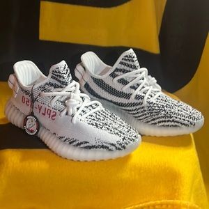 ZEBRA YEEZY 350 SIZE 7